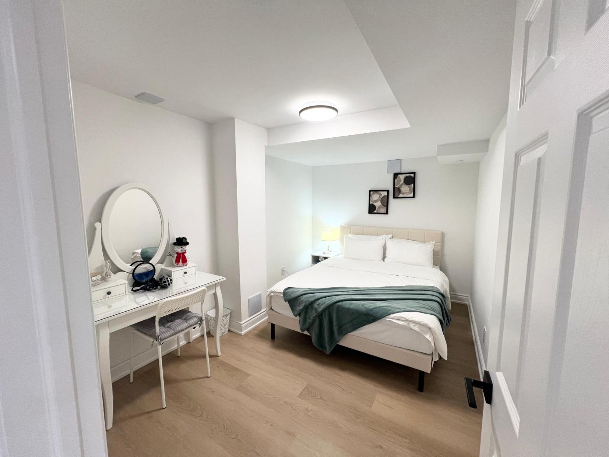 Cozy, Brand-New, 2Bdr,Walkout Apt, Free Parking Ричмонд-Хилл Экстерьер фото