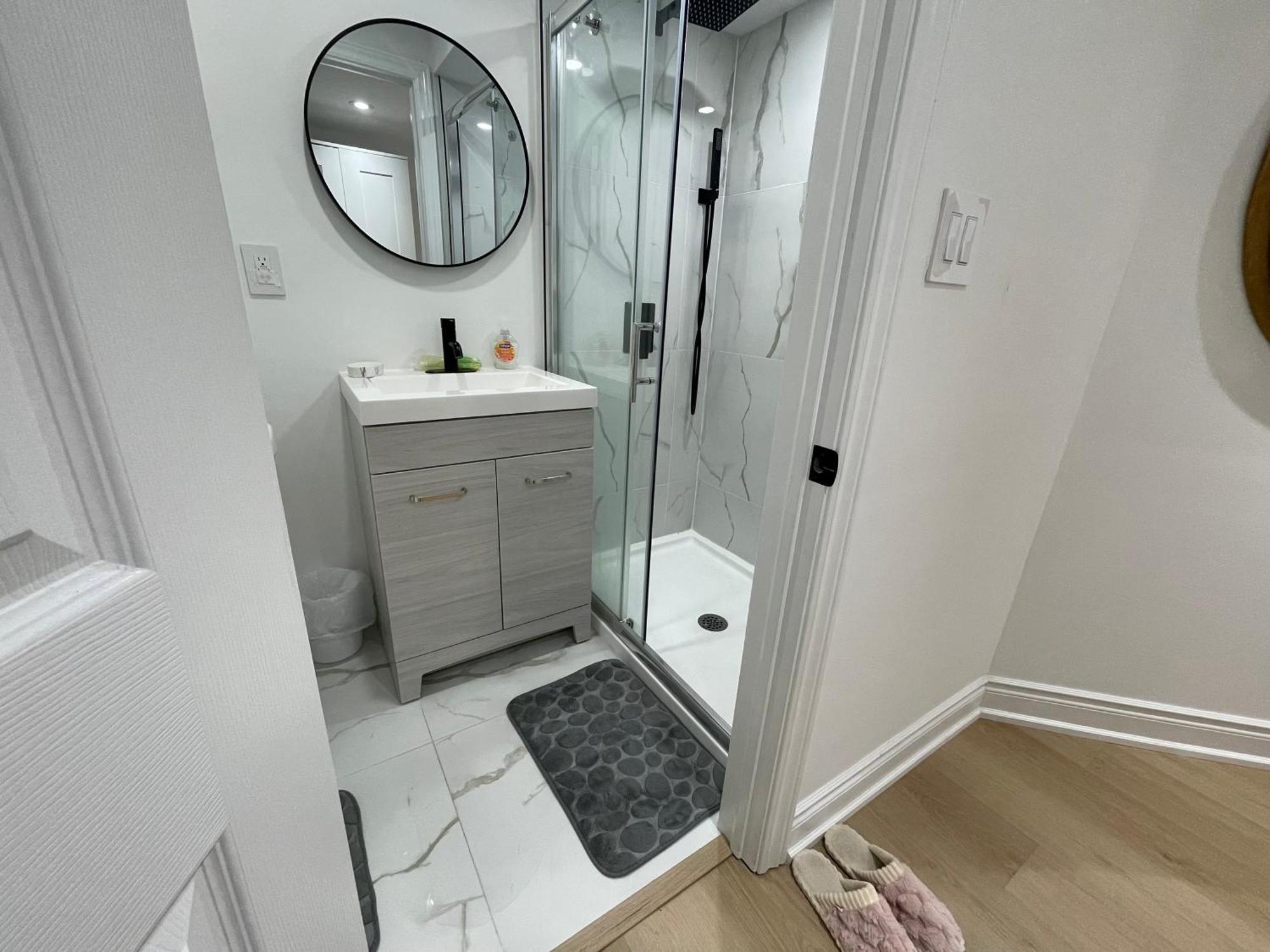 Cozy, Brand-New, 2Bdr,Walkout Apt, Free Parking Ричмонд-Хилл Экстерьер фото