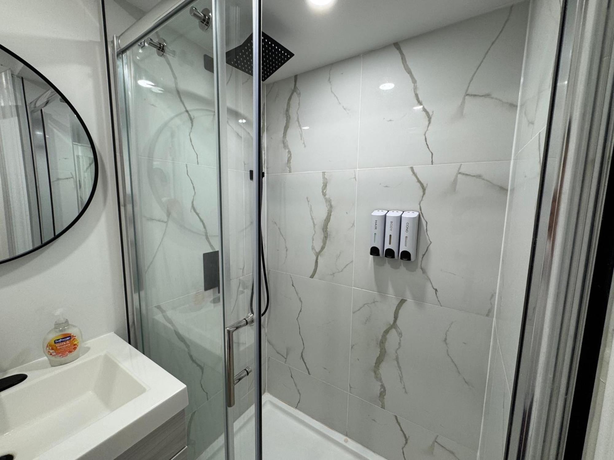 Cozy, Brand-New, 2Bdr,Walkout Apt, Free Parking Ричмонд-Хилл Экстерьер фото