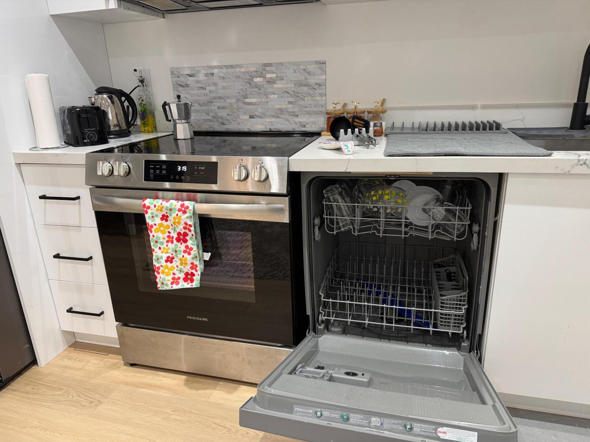 Cozy, Brand-New, 2Bdr,Walkout Apt, Free Parking Ричмонд-Хилл Экстерьер фото