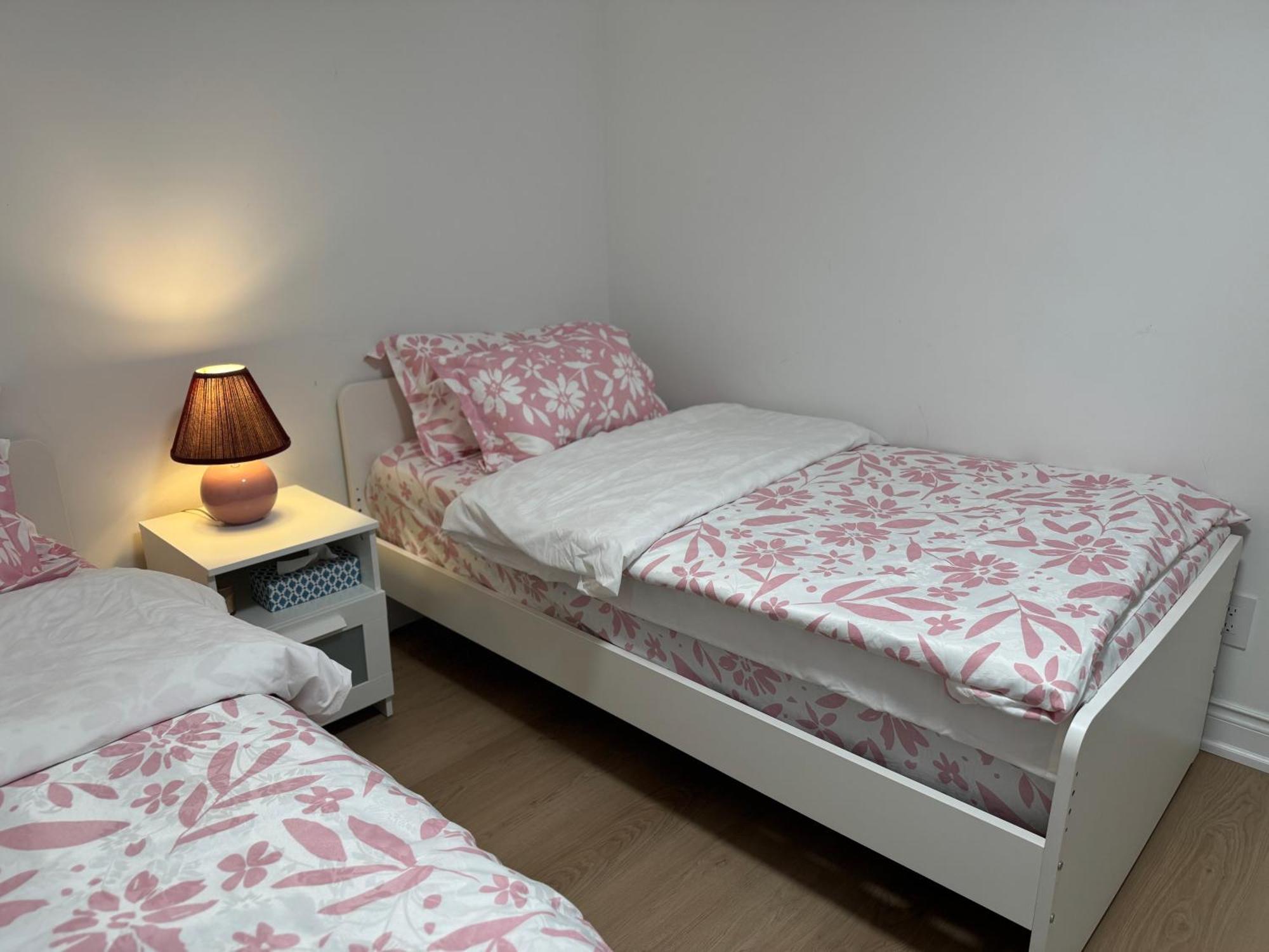 Cozy, Brand-New, 2Bdr,Walkout Apt, Free Parking Ричмонд-Хилл Экстерьер фото